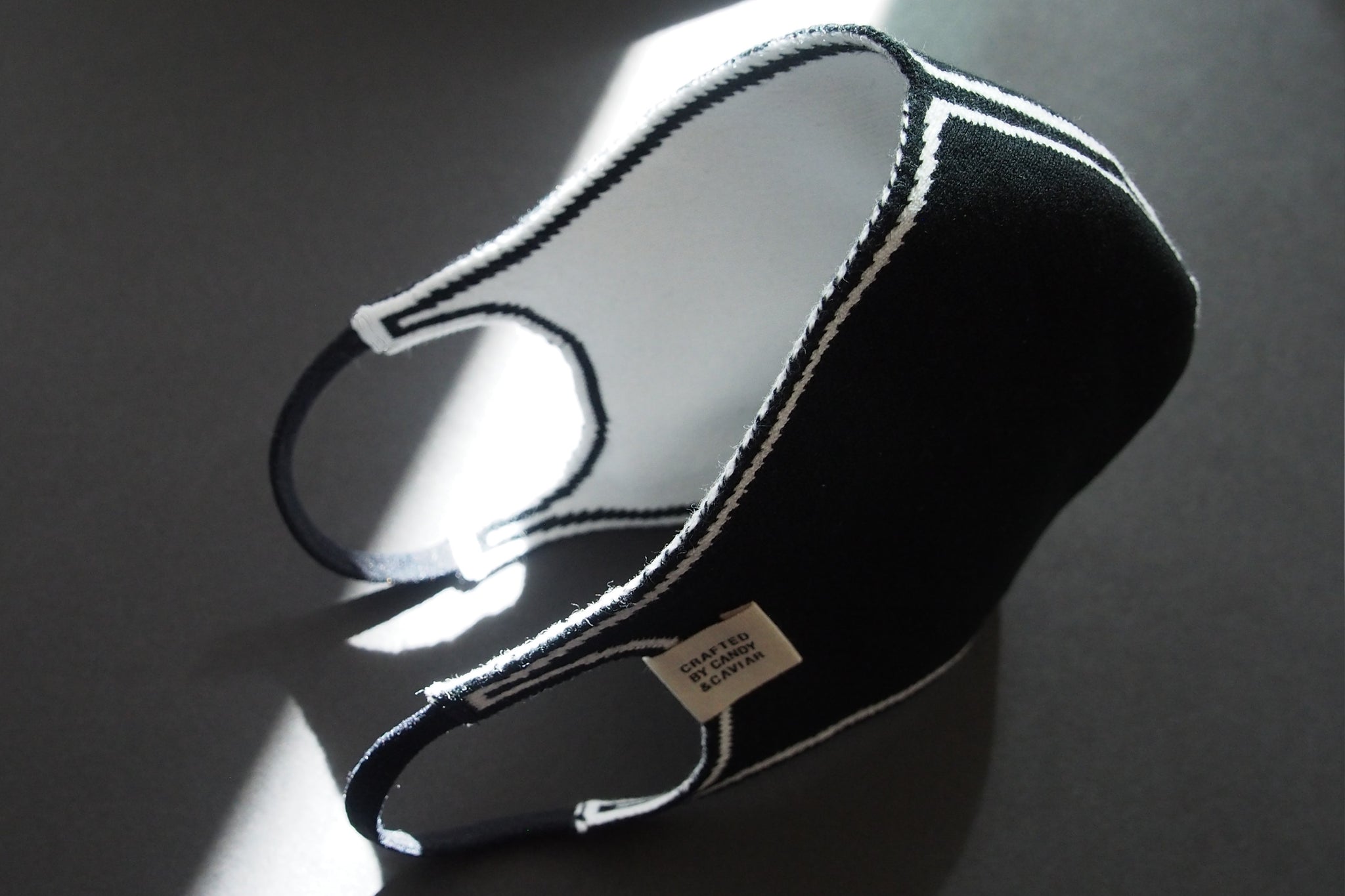 Outline Reversible Jacquard Knit Mask (White/Black)